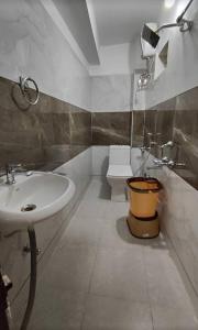 Bathroom sa Hotel Veer Palace