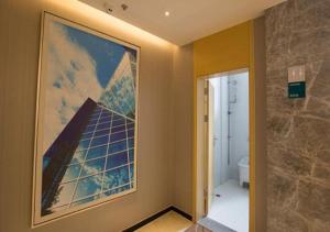 łazienka z dużym obrazem na ścianie w obiekcie City Comfort Inn Deyang Shifang Yonghu Park w mieście Shifang