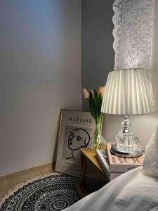 a bedroom with a table with a lamp and a picture at Late check-out, Haenggung, Suwon trip, family trip, couple, close to Seoul in Suwon +22 photos