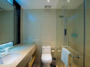 een badkamer met een toilet, een wastafel en een douche bij City Comfort Inn Hechi Tian'E Bus Terminal 
