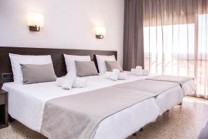 Postel nebo postele na pokoji v ubytování RVHotels GR92