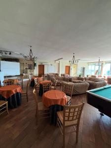 a living room with a pool table and a couch at Residenza Vallefiorita in Rocchetta a Volturno