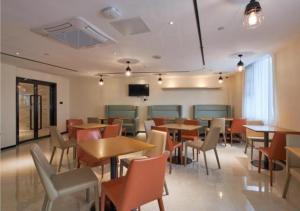 a restaurant with tables and chairs in a room at City Comfort Inn Liuzhou Liunan Wanda RT-Mart in Liuzhou