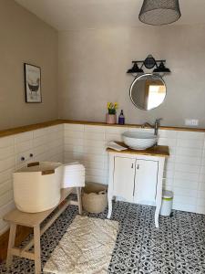 een badkamer met een bad, een wastafel en een spiegel bij chalupa Dřemčice in Litoměřice