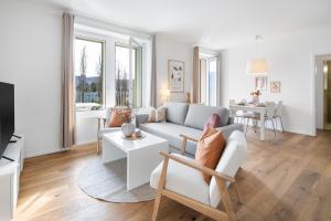 ein Wohnzimmer mit einem Sofa und einem Tisch in der Unterkunft STAYY The River - contactless check-in in Zürich