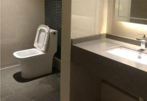 łazienka z toaletą i umywalką w obiekcie City Comfort Inn Hainan Tunchang Changsheng Road w mieście Tunchang