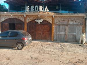 une voiture garée devant un bâtiment avec deux portes dans l'établissement Ebora, à Ilhéus