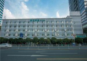 長沙的住宿－City Comfort Inn Changsha Wuyi Avenue Yingbin Road，前面有街道标志的大建筑