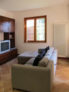 a living room with a couch and a television at Soggiorno in Relax in Correggioverde