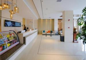 a lobby of an office building with at City Comfort Inn Yichang Yiling Bus Station Wanda Plaza in Baiyang