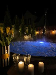 Basen w obiekcie DOMKI LAURA sauna & gorąca balia lub w pobliżu