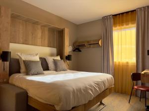 サン・ジャン・ド・モーリエンヌにあるBest Western Hotel Coeur de Maurienneのベッドルーム(大型ベッド1台、窓付)