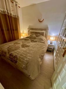 a bedroom with a bed and a staircase at Magnifique appartement en front de mer, Caneylles in Roses