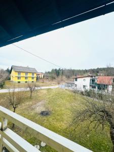 - une vue sur une cour avec une maison jaune dans l'établissement Guesthouse-Mother, à Sankt Kanzian
