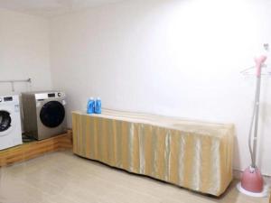 En eller flere senger på et rom på City Comfort Inn Shaoguan High-speed Railway Station Xilian Examination Center