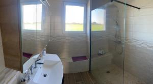 ein Badezimmer mit einer Dusche, einem Waschbecken und einer Badewanne in der Unterkunft Maison 3ch soullans in Soullans