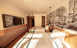 um quarto de hotel com duas camas e uma televisão em City Comfort Inn Shenyang Olympic Sports Center Wanda Plaza em Shenyang