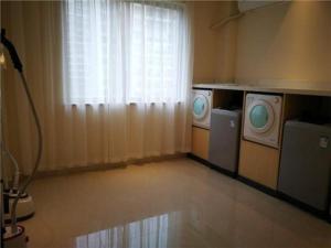 ein Zimmer mit 2 Waschmaschinen und einem Fenster in der Unterkunft City Comfort Inn Wuzhou Municipal Government Vocational College in Wuzhou