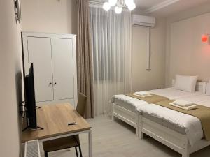 Letto o letti in una camera di Cultural Crossing Hotel