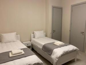 Llit o llits en una habitació de Cultural Crossing Hotel