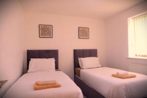 dwa łóżka siedzące obok siebie w pokoju w obiekcie Flat 3, 2Bed Speedwell, Bristol UK w Bristolu