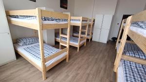 Pokój z 4 łóżkami piętrowymi w pokoju wieloosobowym w obiekcie A Plus Hostel - Centrum w Pradze