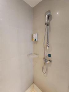 - białą łazienkę z prysznicem w obiekcie City Comfort Inn Jingdezhen People's Square International Trade Ceramic City w Jingdezhen