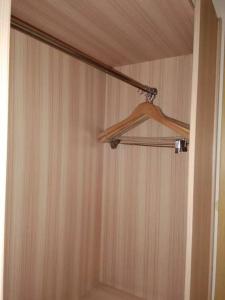 a wooden door with a hanger in a bathroom at City Comfort Inn Huangshi Daye Tongluowan Business Street in Daye