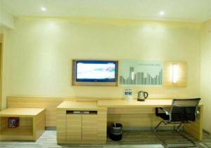 a office with a desk and a chair in a room at City Comfort Inn Huangshi Daye Tongluowan Business Street in Daye