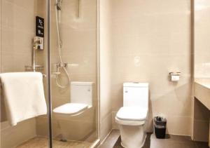 桂林的住宿－City Comfort Inn Guilin City Hall，一间带卫生间和玻璃淋浴间的浴室