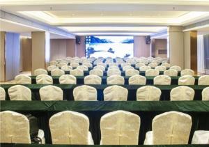 桂林的住宿－City Comfort Inn Guilin City Hall，一间会议室,配有椅子和一张长桌