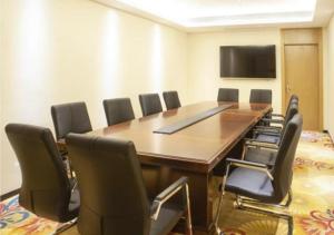 桂林的住宿－City Comfort Inn Guilin City Hall，一间会议室,配有一张大木桌子和椅子