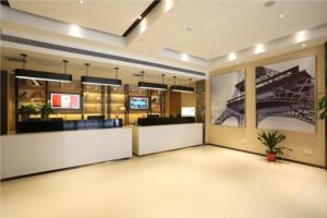 an office lobby with a reception desk and a picture of the eiffel tower at City Comfort Inn Changsha Jingwanzi Desiqin Plaza in Yangtianhu