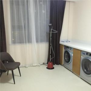ein Wohnzimmer mit einer Waschmaschine und einem Fenster in der Unterkunft City Comfort Inn Changsha Jingwanzi Desiqin Plaza in Yangtianhu