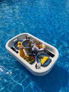 ein Tablett mit Essen in einem Boot im Wasser in der Unterkunft Lira Boutique Lodge in Thohoyandou