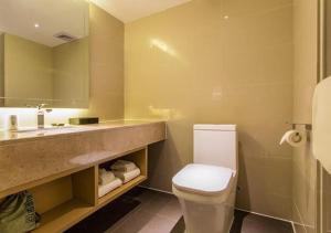 łazienka z toaletą i umywalką w obiekcie City Comfort Inn Nanning Haijixing Jiangnan Park Metro Station w mieście Nanning