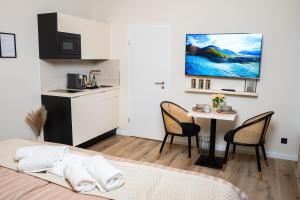 um quarto com uma cama e uma mesa com cadeiras em Angelinas Service Apartment 4 em Oberhausen