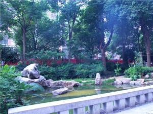 City Comfort Inn Huangshi Wanda Plaza Huashan Road في Huangshi: حديقة فيها بركه فيها دب