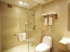 W łazience znajduje się toaleta i przeszklony prysznic. w obiekcie City Comfort Inn Huangshi Wanda Plaza Huashan Road w mieście Huangshi