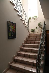 una escalera en un edificio con una pintura en la pared en Casa Philomena - Irpinia, en Lioni