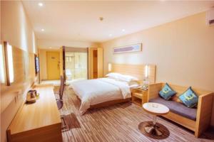 een hotelkamer met een bed en een bank bij City Comfort Inn Hefei Shuanggang Fuyang Road in Qilitangzhen
