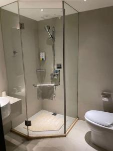 bagno con doccia in vetro e servizi igienici. di City Comfort Inn Hefei Shuanggang Fuyang Road a Qilitangzhen