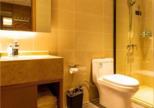 uma casa de banho com um WC, um lavatório e um chuveiro em City Comfort Inn Xining Haihu New District Wanda Plaza em Xining
