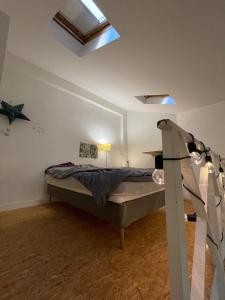 a bedroom with a bed and a skylight at Maisonnette en duplex 25 M2, Pantin porte de Paris in Pantin