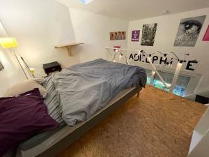 a bedroom with a bed in a room at Maisonnette en duplex 25 M2, Pantin porte de Paris in Pantin