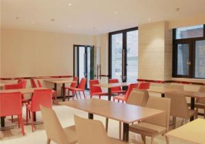 ein Esszimmer mit Tischen, Stühlen und Fenstern in der Unterkunft City Comfort Inn Shiyan Beijing Road in Maojianqu