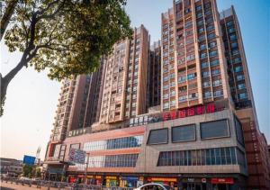 贛州的住宿－City Comfort Inn Ganzhou Economic Development Zone Wanda Plaza，一座城市里有很多窗户的大型建筑