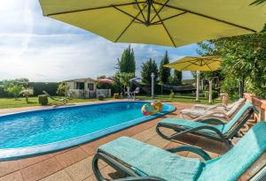 uma piscina com cadeiras e um guarda-sol em Villa Sikovo em Sveti Filip i Jakov