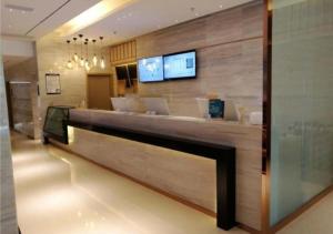 vestíbulo del hotel con recepción y TV en City Comfort Inn Chongqing Jiangbei International Airport en Shiping