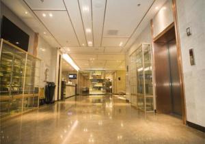 duży korytarz ze szklanymi drzwiami w budynku w obiekcie Echarm Hotel Changchun Jiutai District Government Railway Station 